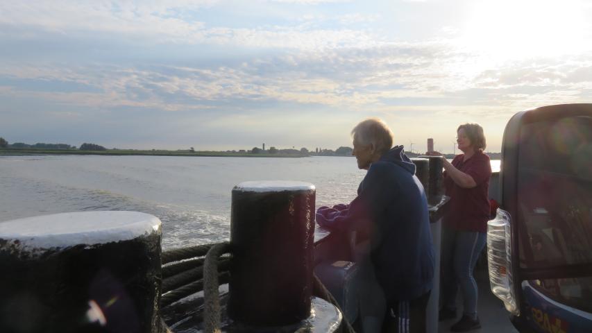 Wünschewagen bei Sonnenuntergang auf der Elbfähre Glückstadt