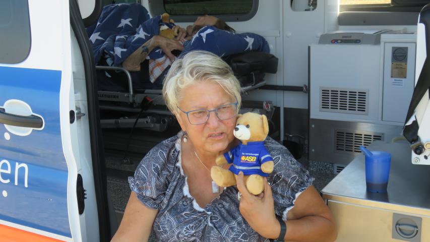 Marga ruht sich im Wünschewagen aus